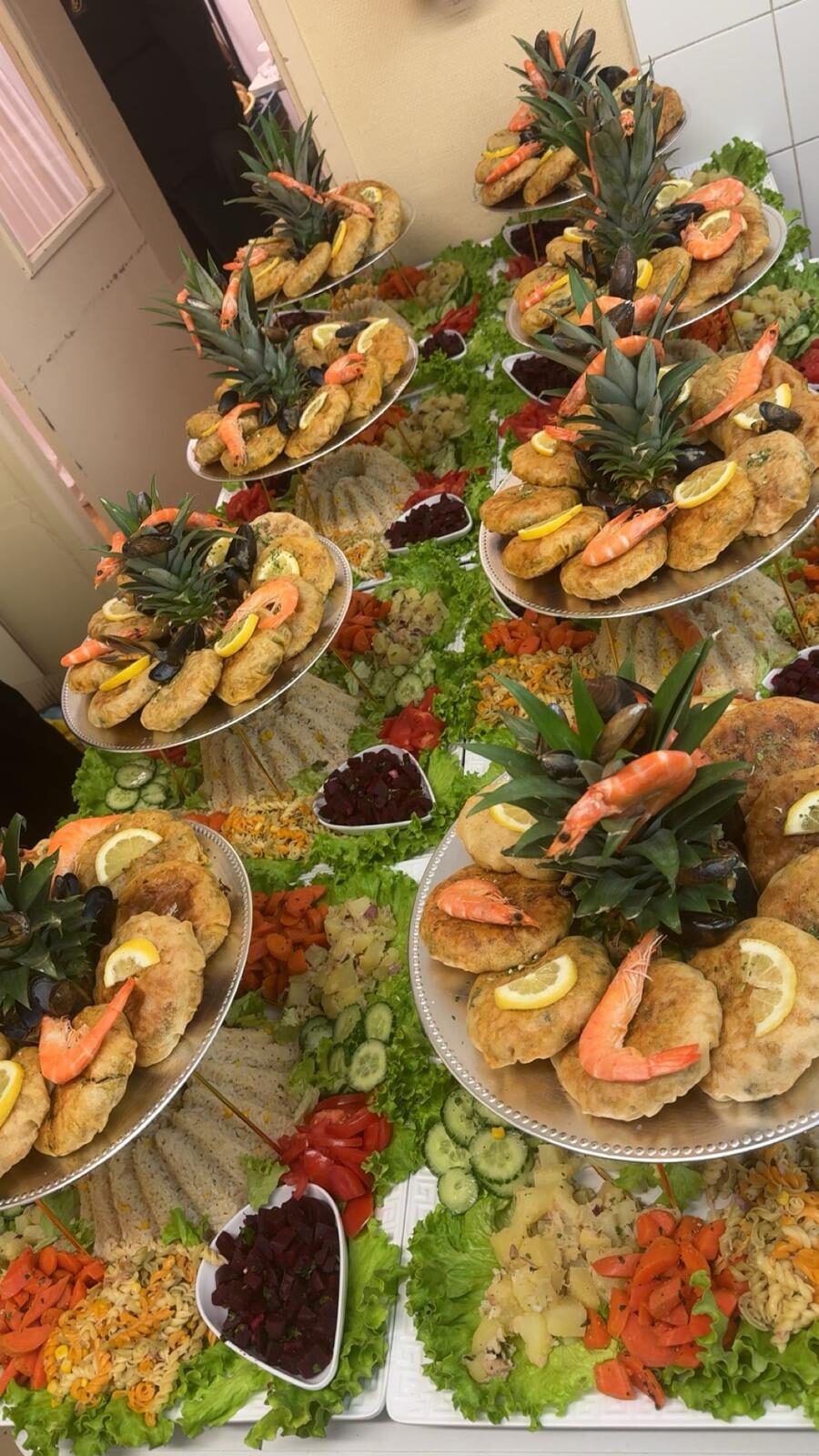 Buffet de crevettes en rangée pour cocktail traiteur au Festif