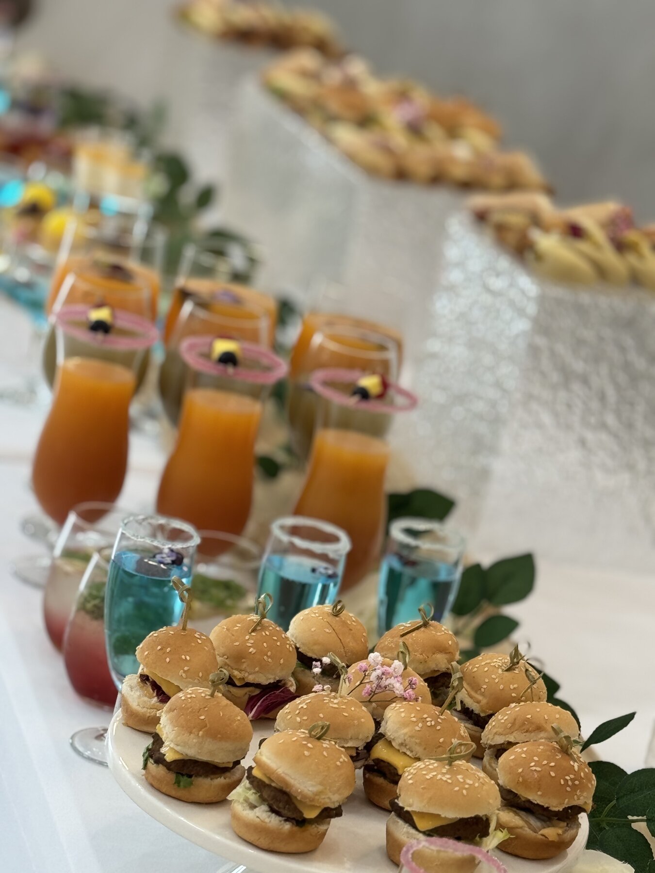 Buffet salé avec mini-burgers et cocktails de réception au Festif