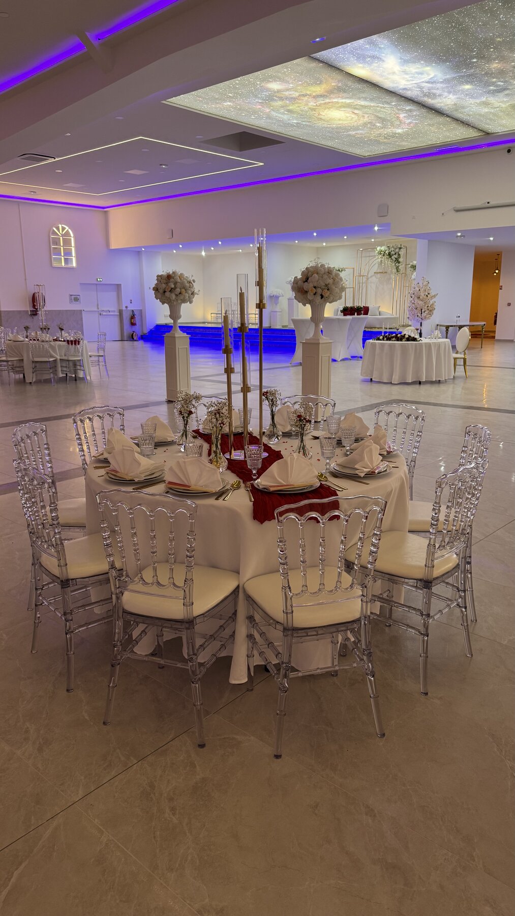 Table décorée avec chemin rouge et bougies pour mariage au Festif