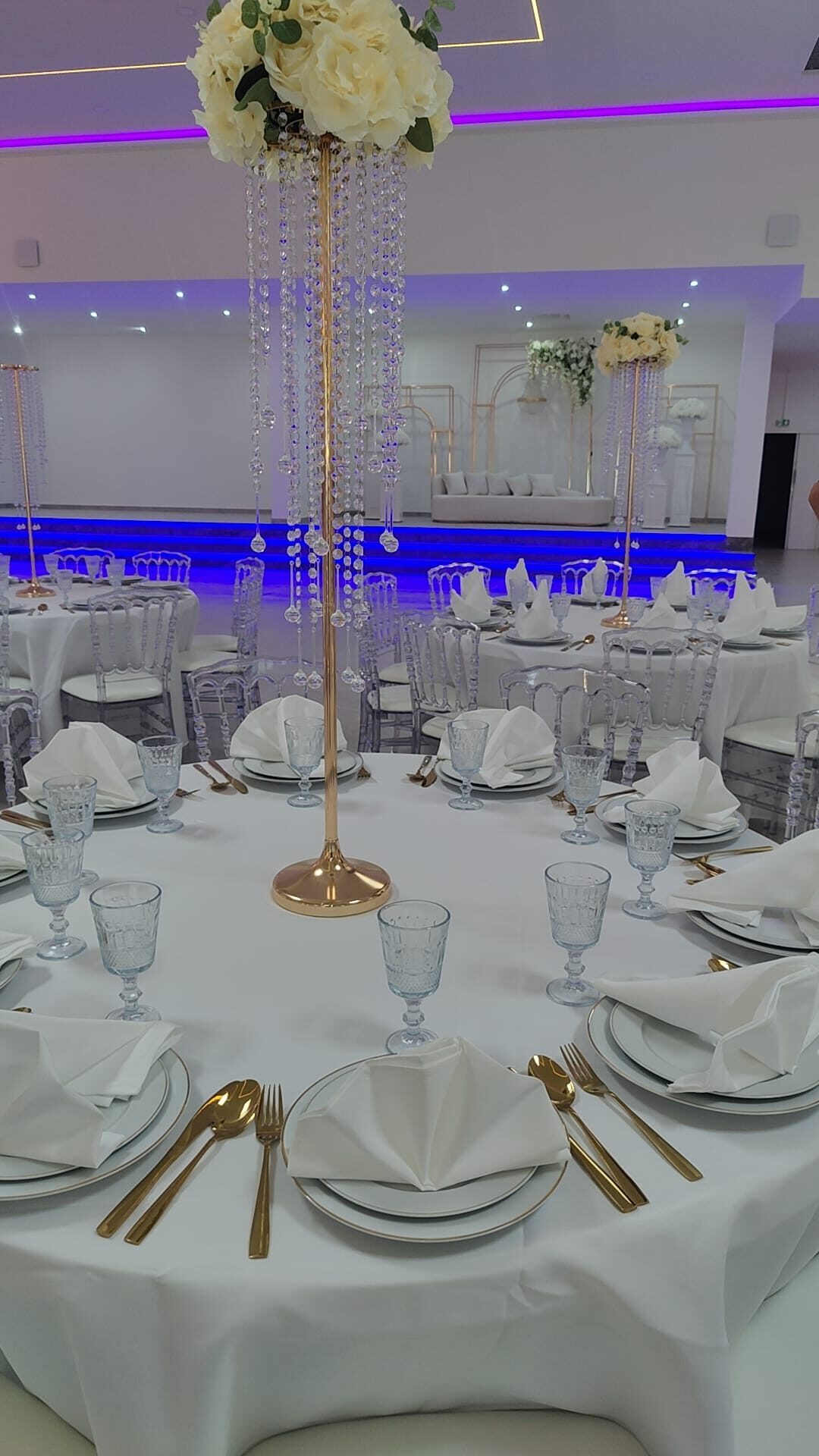 Mobilier de réception Le Festif avec tables rondes et chaises cristal
