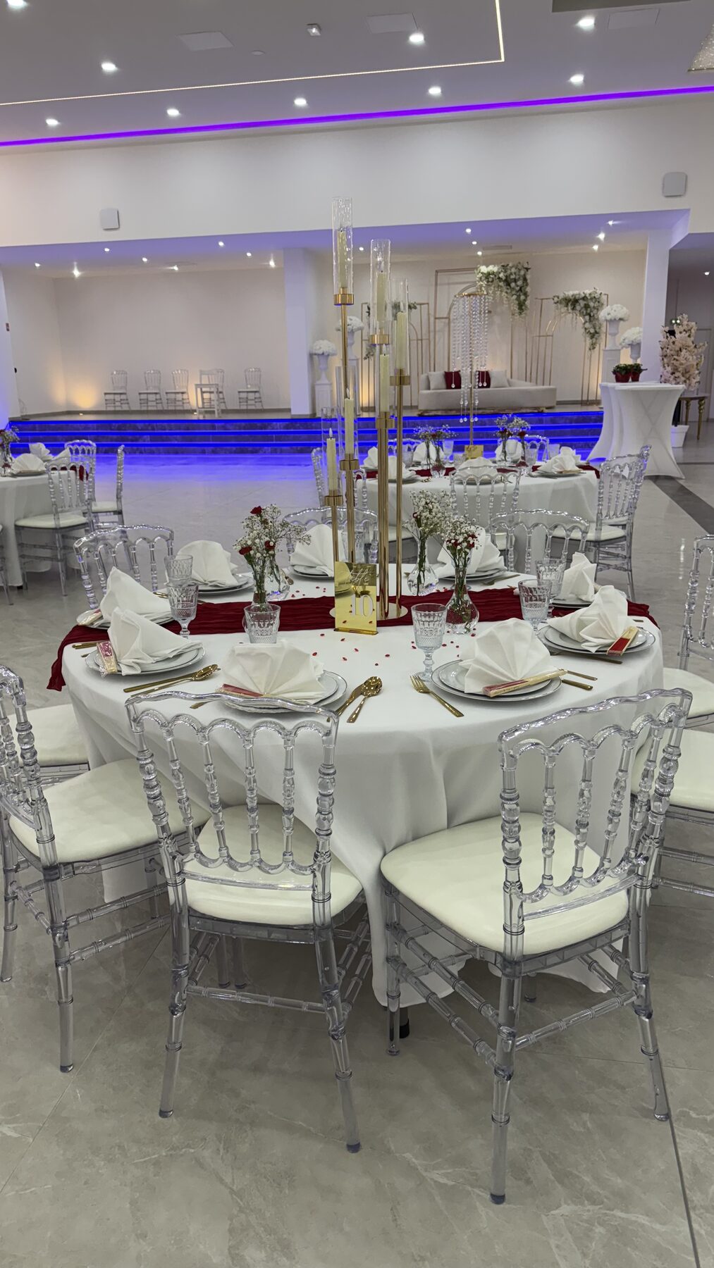 Table rouge et blanche avec chaises et vaisselle pour réception au Festif