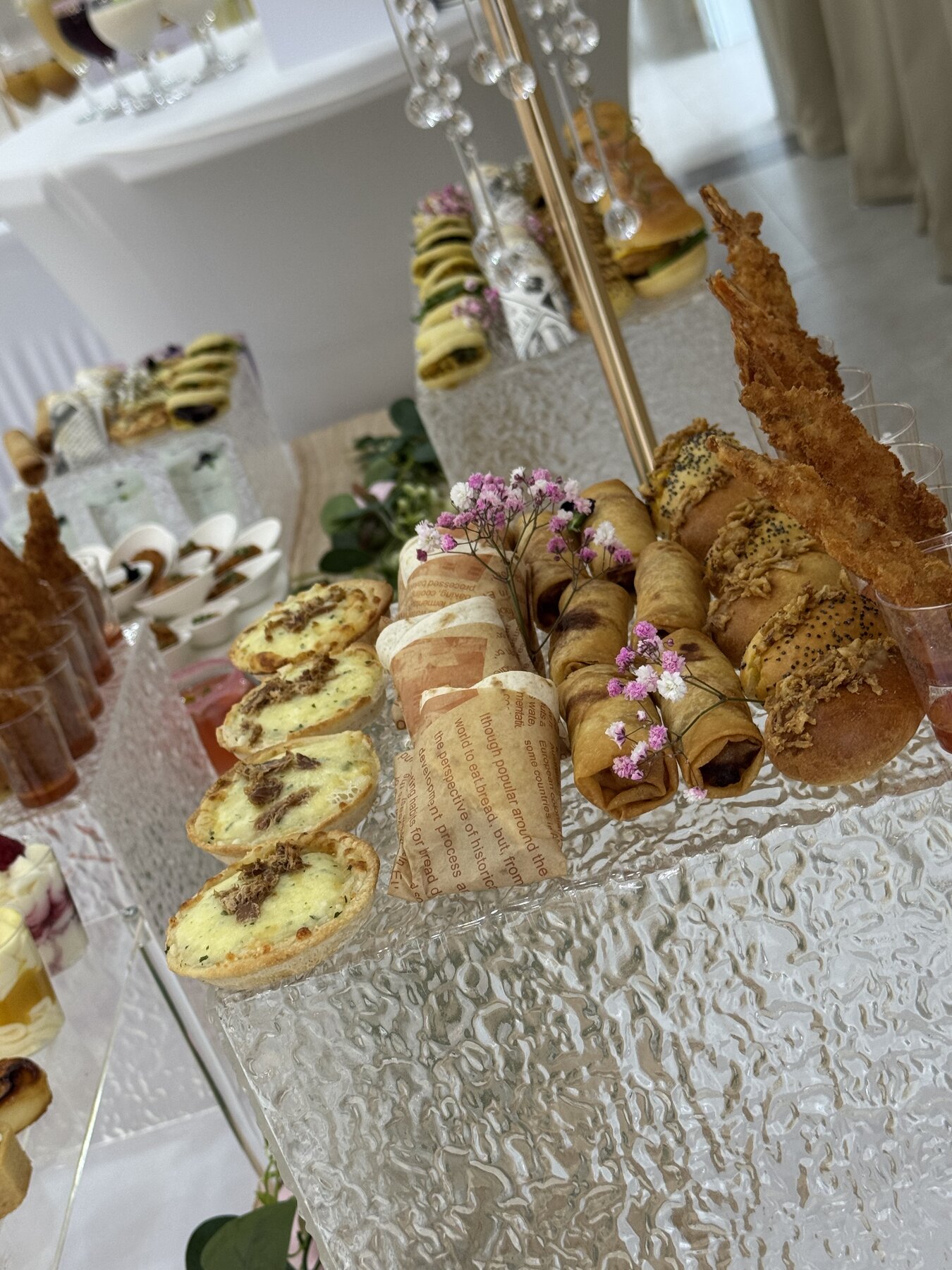 Assortiment de bouchées salées en présentoir à étages pour réception au Festif