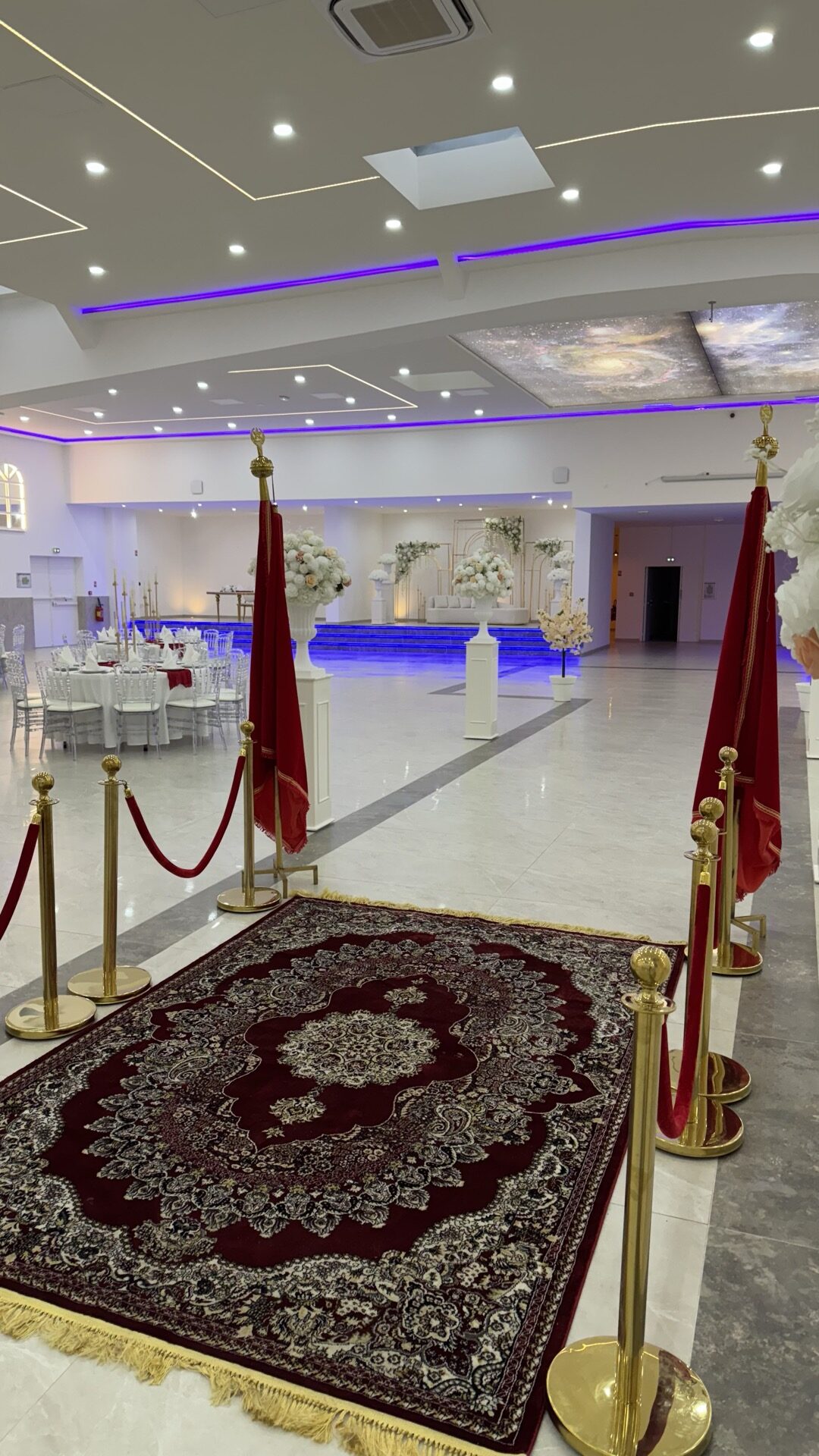 Entrée d'honneur intérieure avec tapis rouge au Festif à Chambly