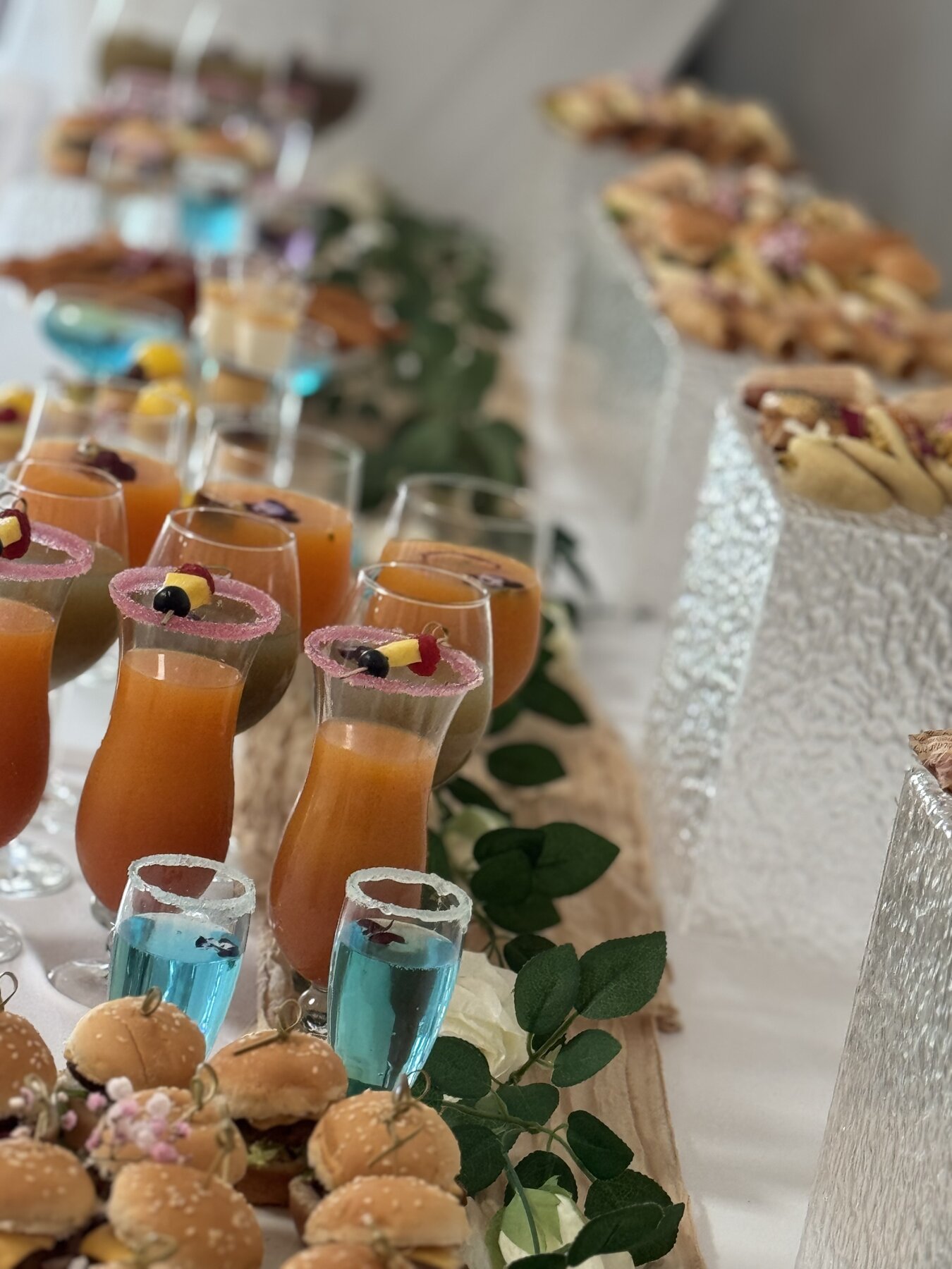 Buffet de mini-burgers et roulés sur présentoir pour cocktail au Festif