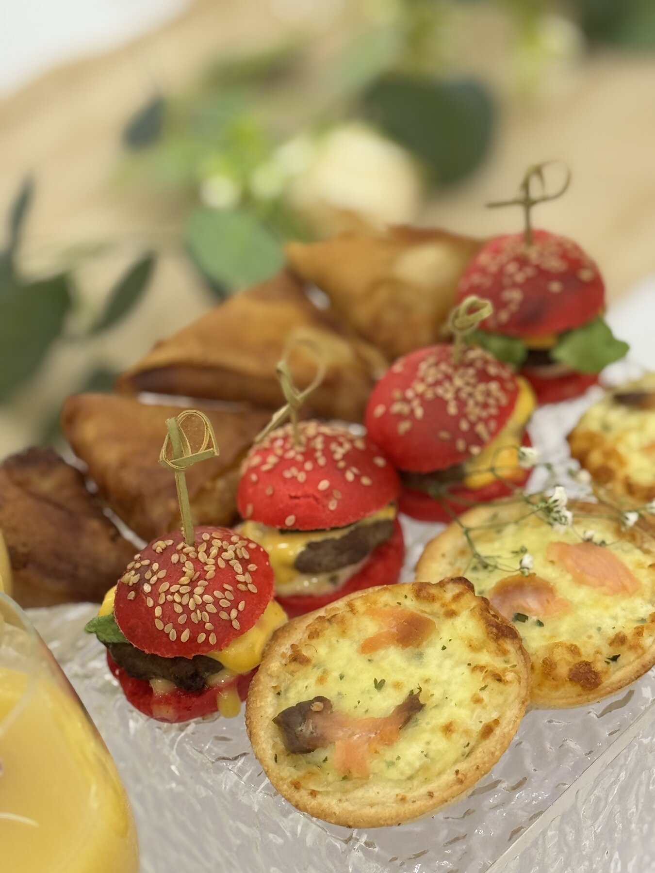 Mini-burgers rouges et mini-quiches pour cocktail au Festif