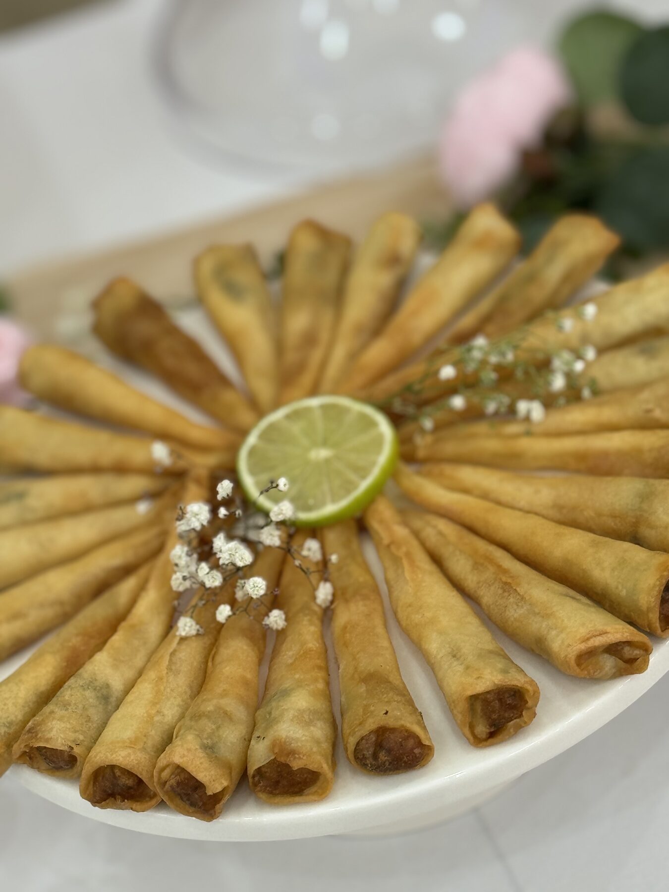 Roulés croustillants présentés en soleil pour cocktail au Festif