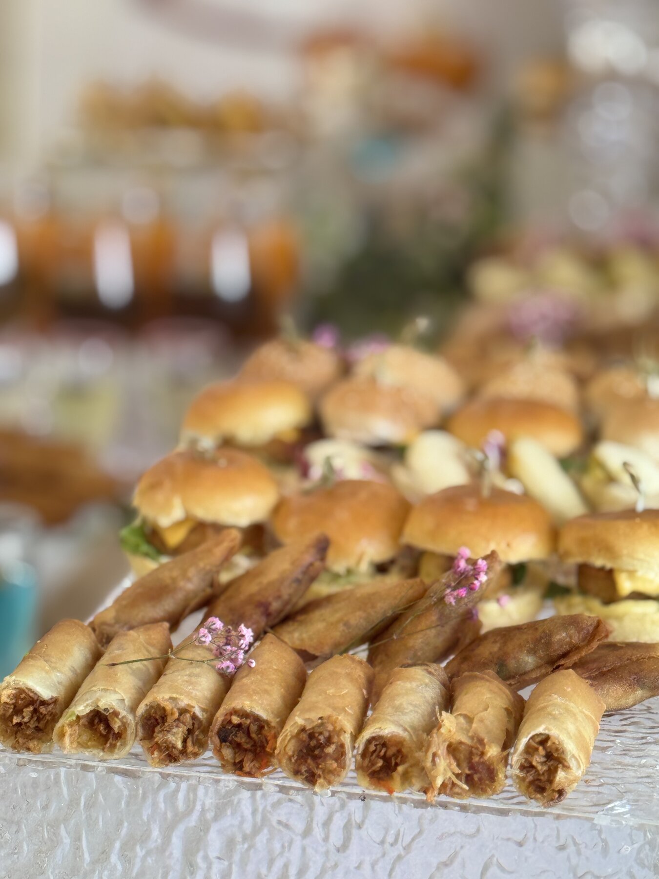 Plateau de roulés et mini-burgers pour buffet cocktail au Festif