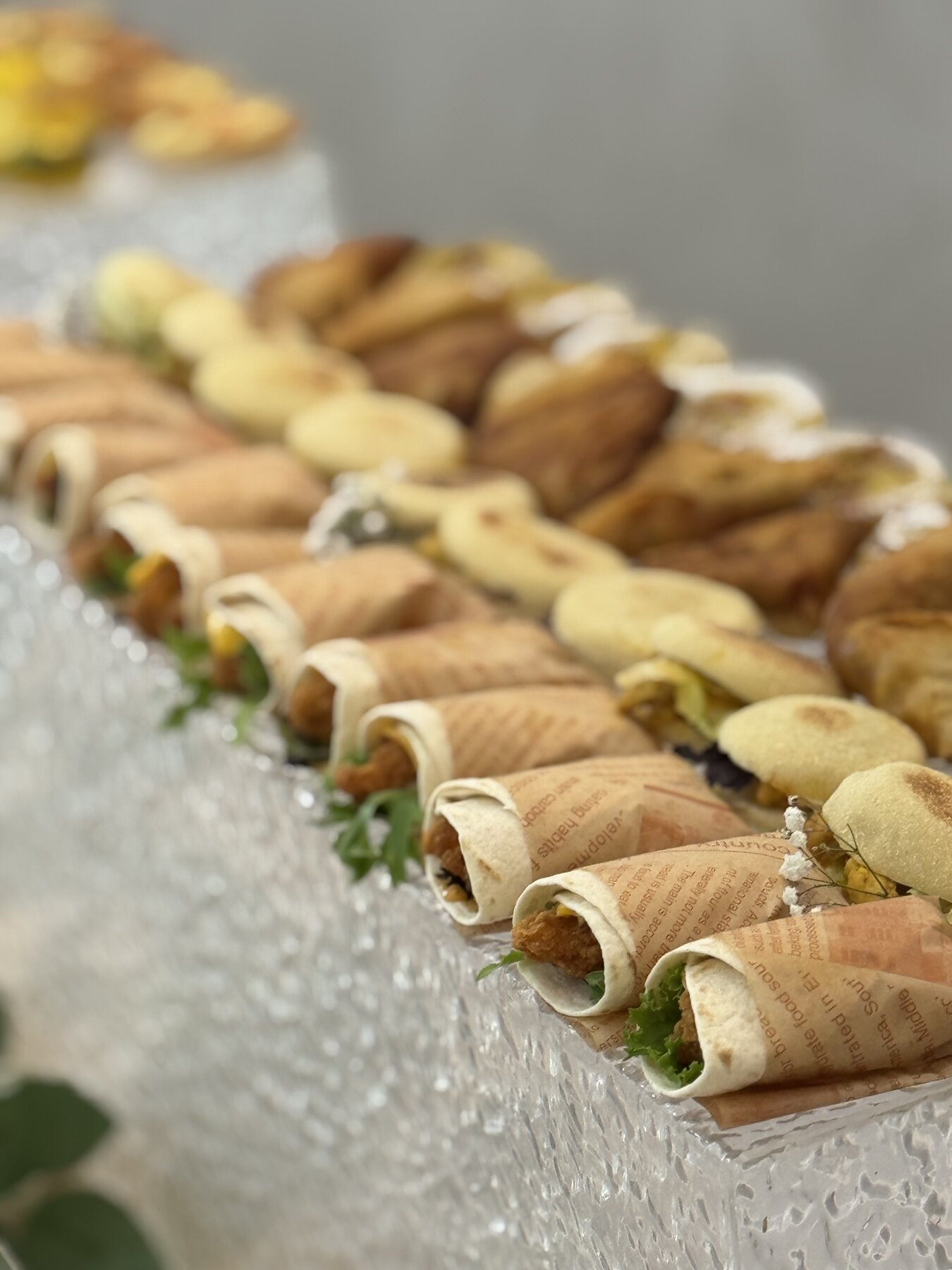Rangée de roulés salés en cornet de papier pour cocktail au Festif