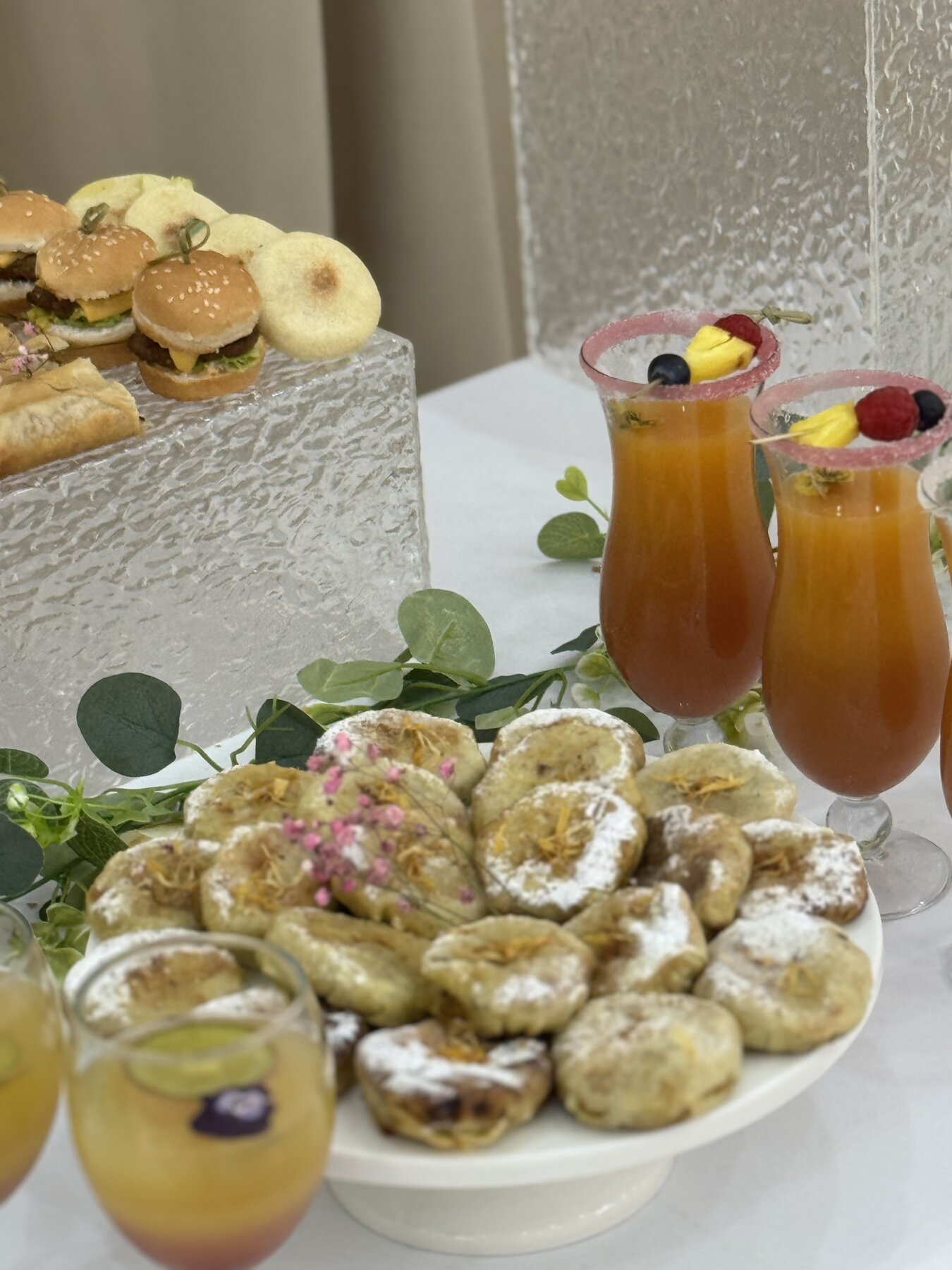 Plateau apéritif avec mini-burgers et jus pour cocktail au Festif