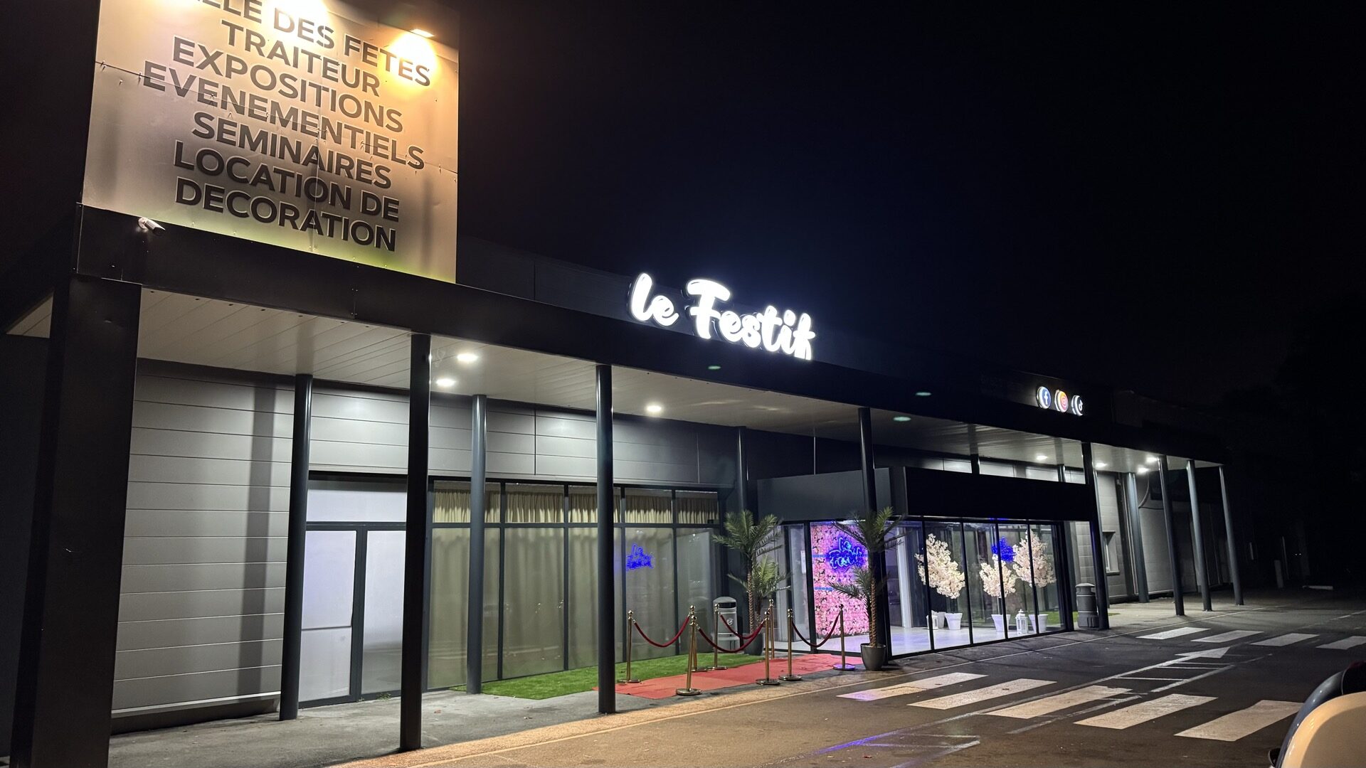 Façade de nuit de la salle Le Festif à Chambly