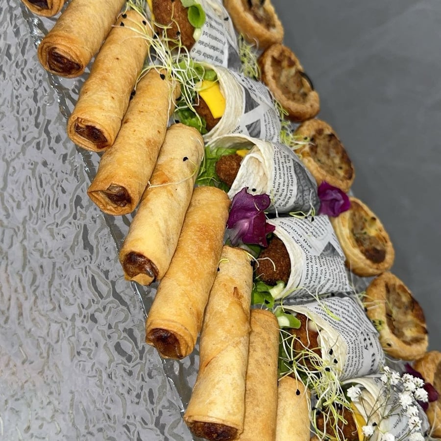 Roulés et tartelettes en rangée pour cocktail traiteur au Festif