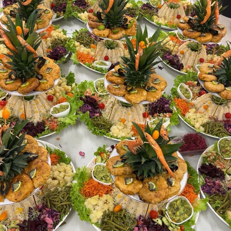 Grand buffet de fruits de mer et salades composées pour réception au Festif