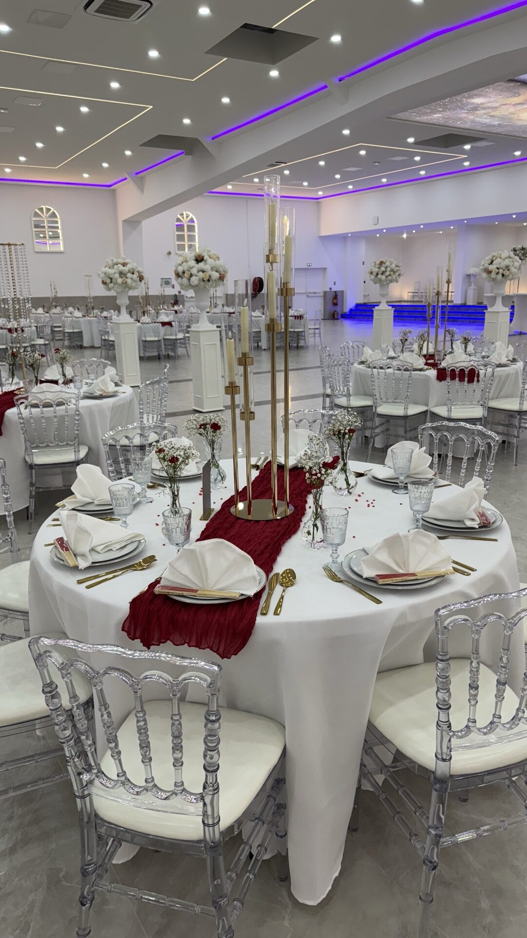 Salle Le Festif aménagée pour réception avec tables et décoration
