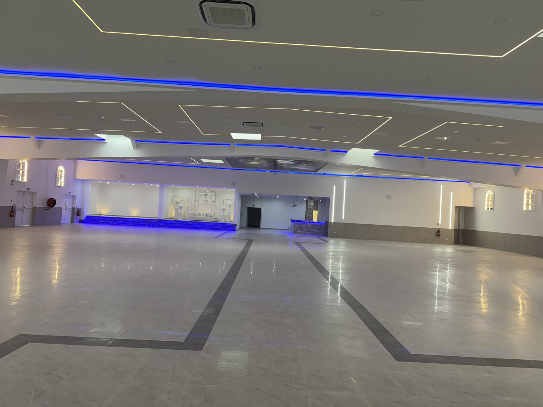 Salle vide modulable Le Festif avec LED bleu et plafond lumineux